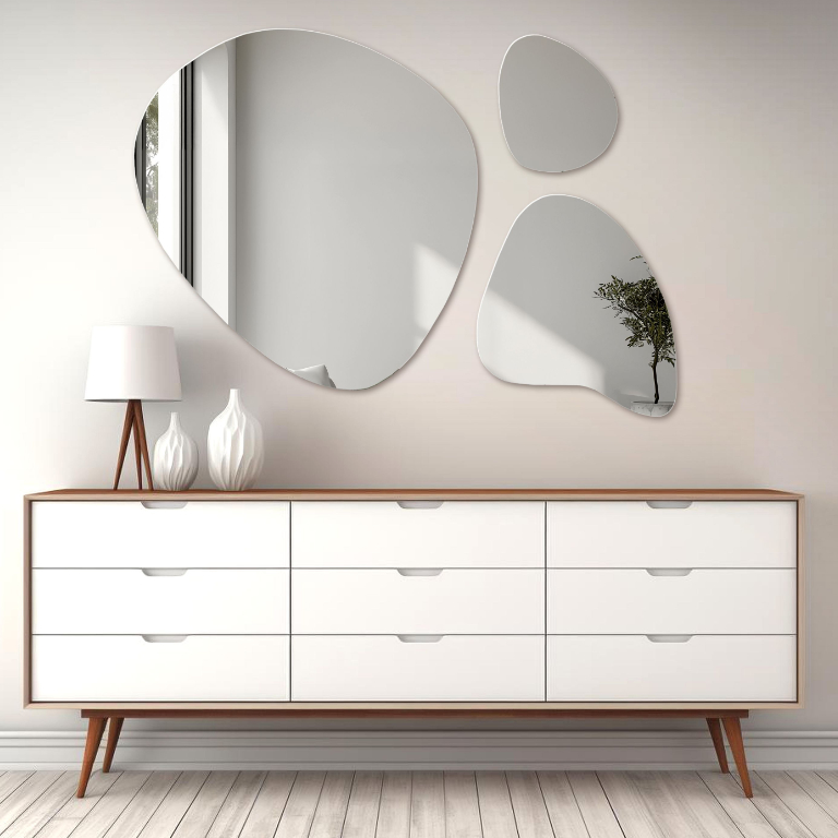 Organisch geformtes Spiegel-Set FLORA an heller Wand über weißer Retro-Kommode aus Holz – stilvolle Verbindung von Modernität und Vintage